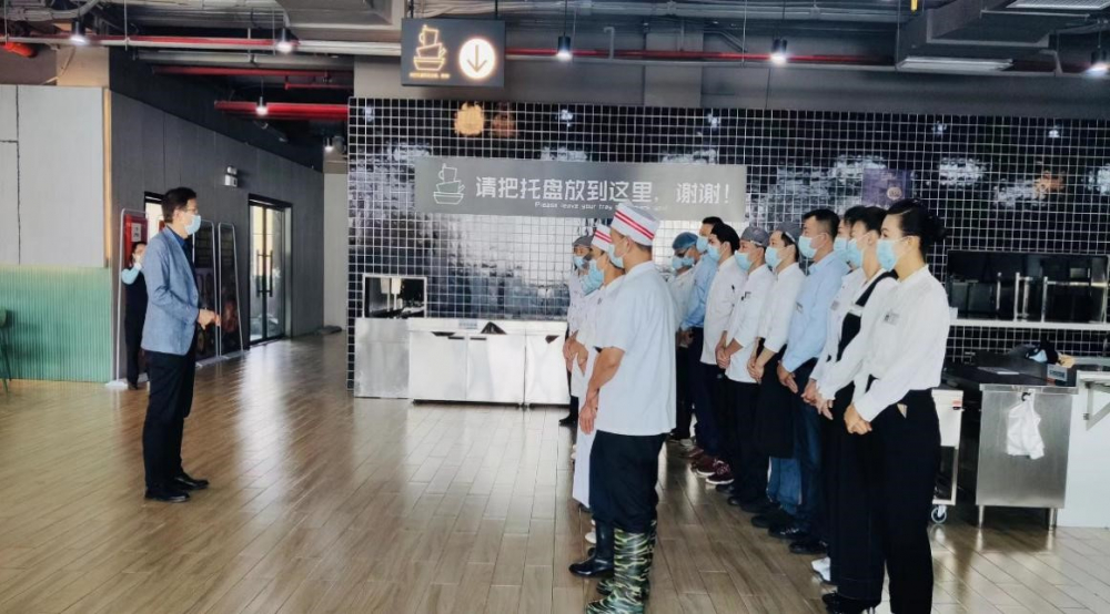 总务部慰问寒假值班食堂工作人员